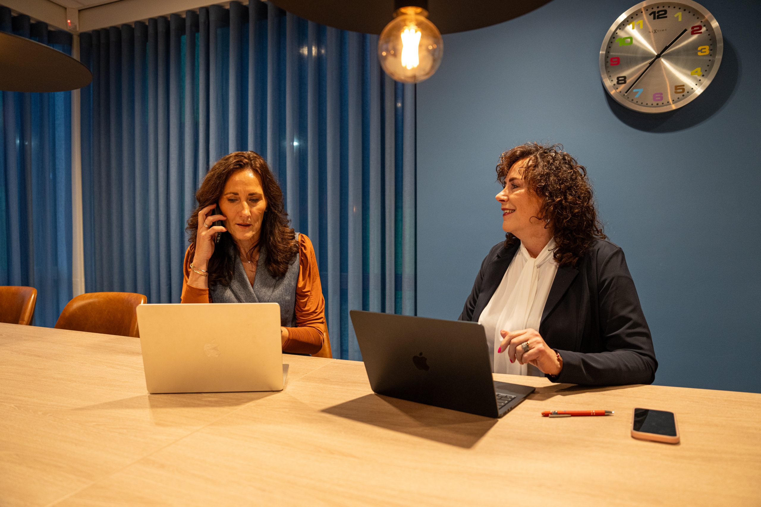 Wij werken vanuit huis of op locatie bij de klant